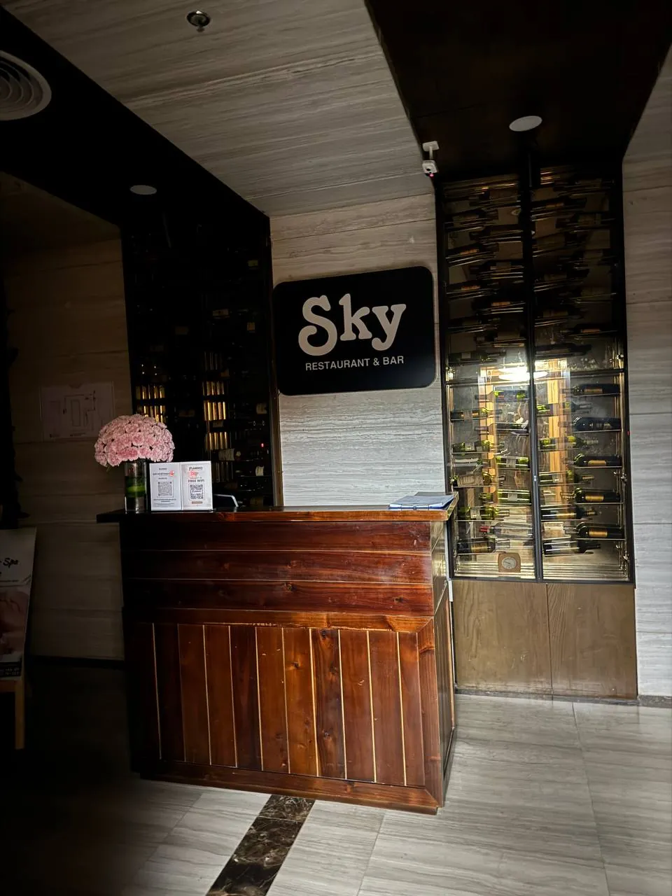 Sky Restaurant and Bar라고 표시된 10층 리셉션
