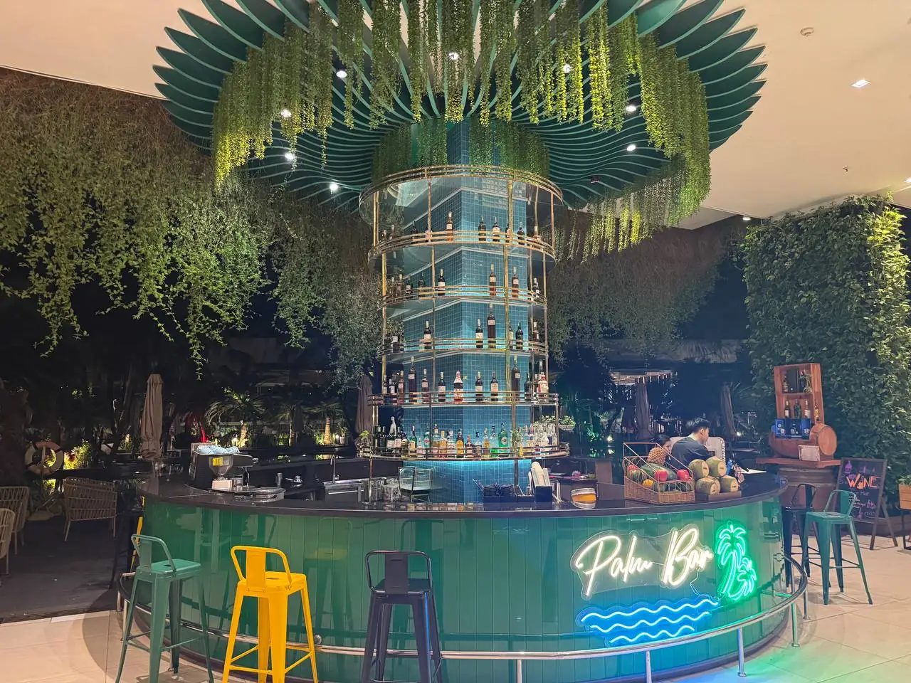 1층 Palm Bar의 바와 주변 좌석을 가로로 촬영한 모습