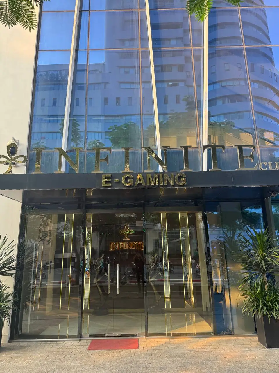 노보텔 인피니티 클럽 입구의 INFINITE CLUB E-GAMING 간판