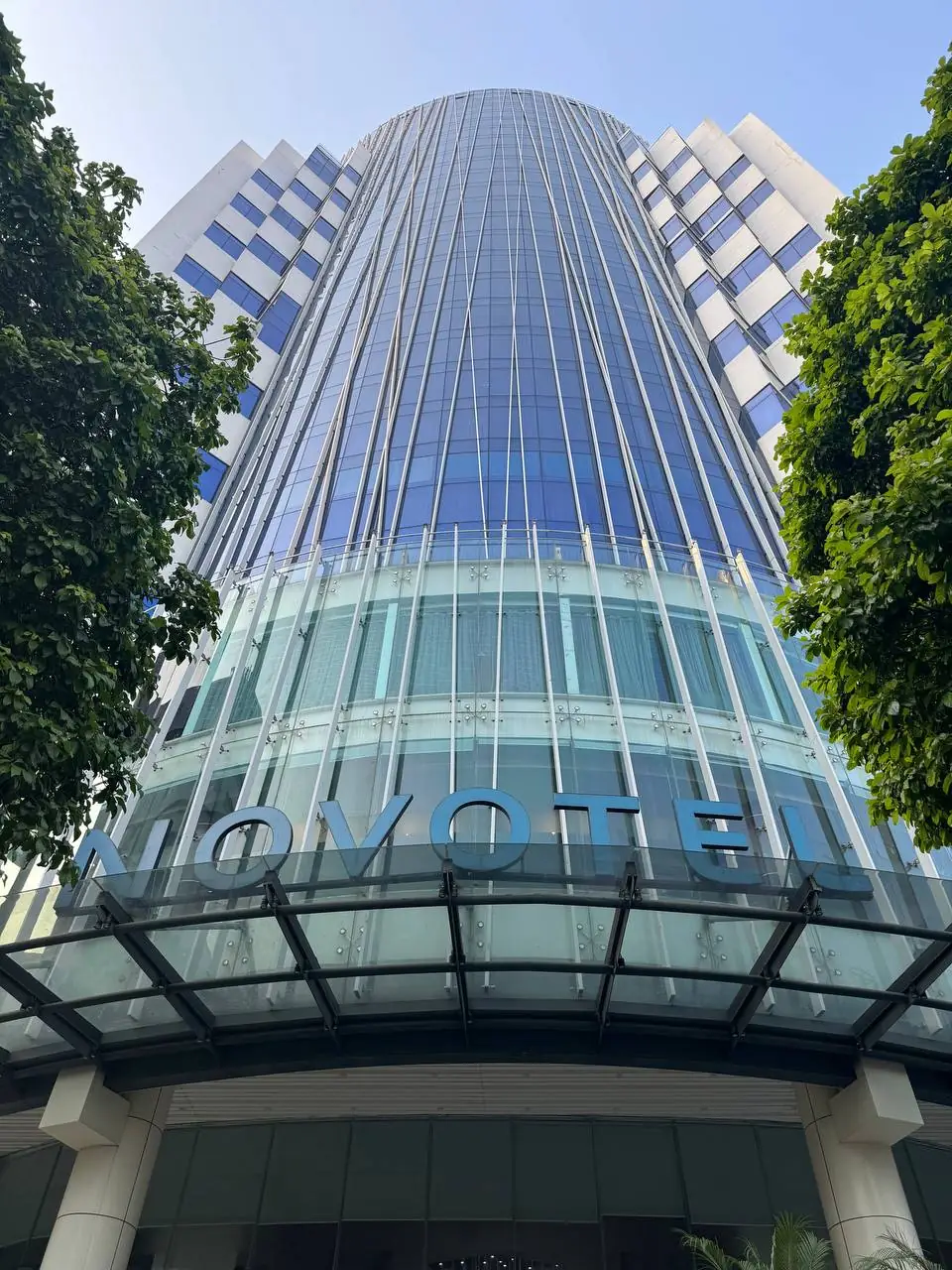 호텔 정문 위 NOVOTEL 간판과 유리 외벽