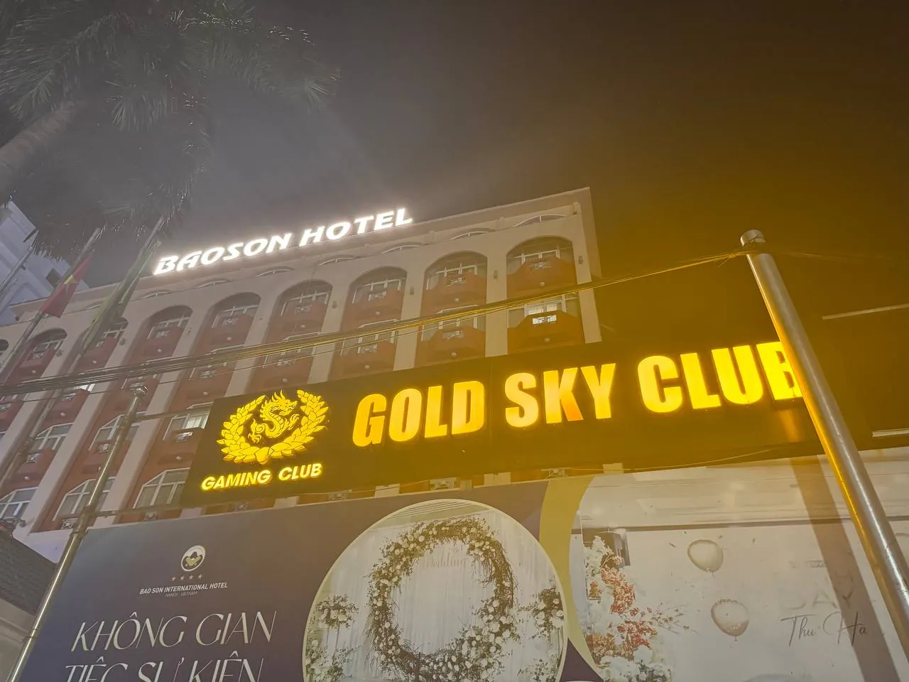 바오손 호텔 외벽 아래 노란색 GOLD SKY CLUB 간판