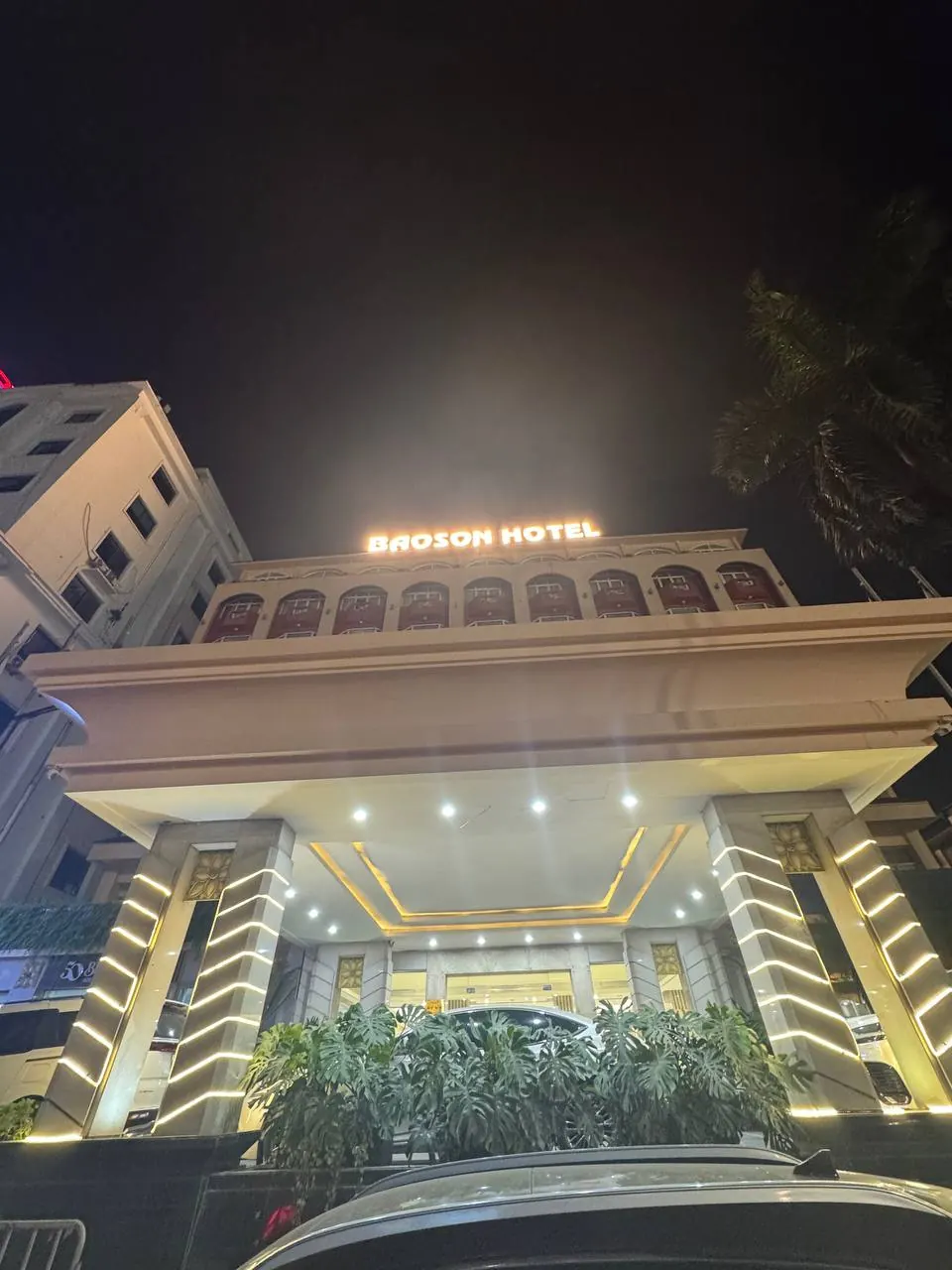 밤에 BAOSON HOTEL 간판과 정문 조명이 켜진 바오손 호텔 외관