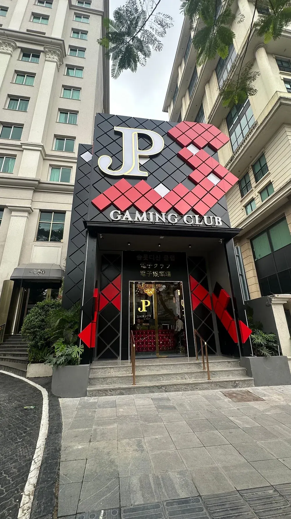 JP Gaming Club 간판과 붉은 무늬가 있는 잭팟 출입구