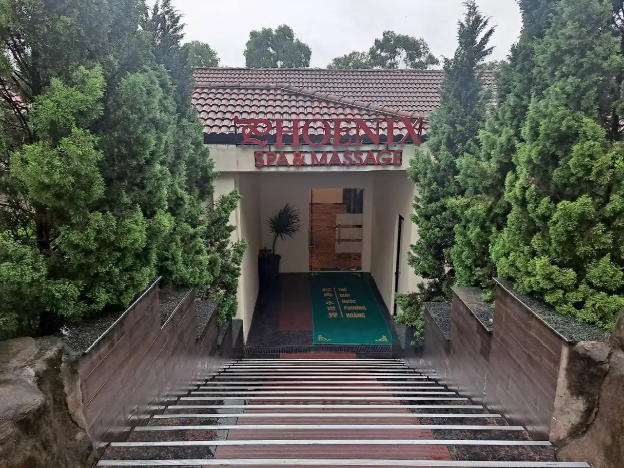 계단 아래 PHOENIX SPA & MASSAGE 간판이 보이는 출입구