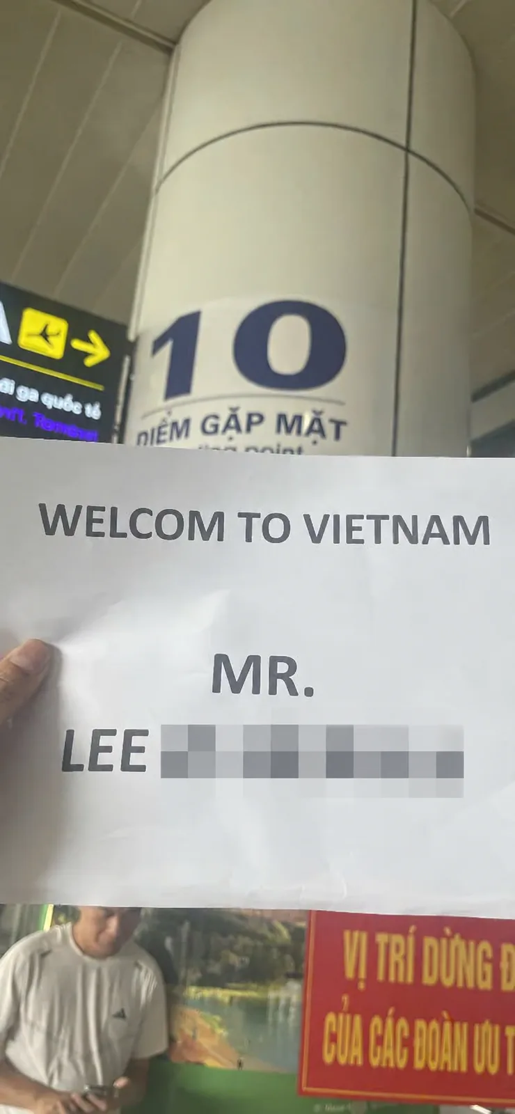 안내 피켓을 들고 공항 도착홀에서 방문객을 기다리는 영접 직원