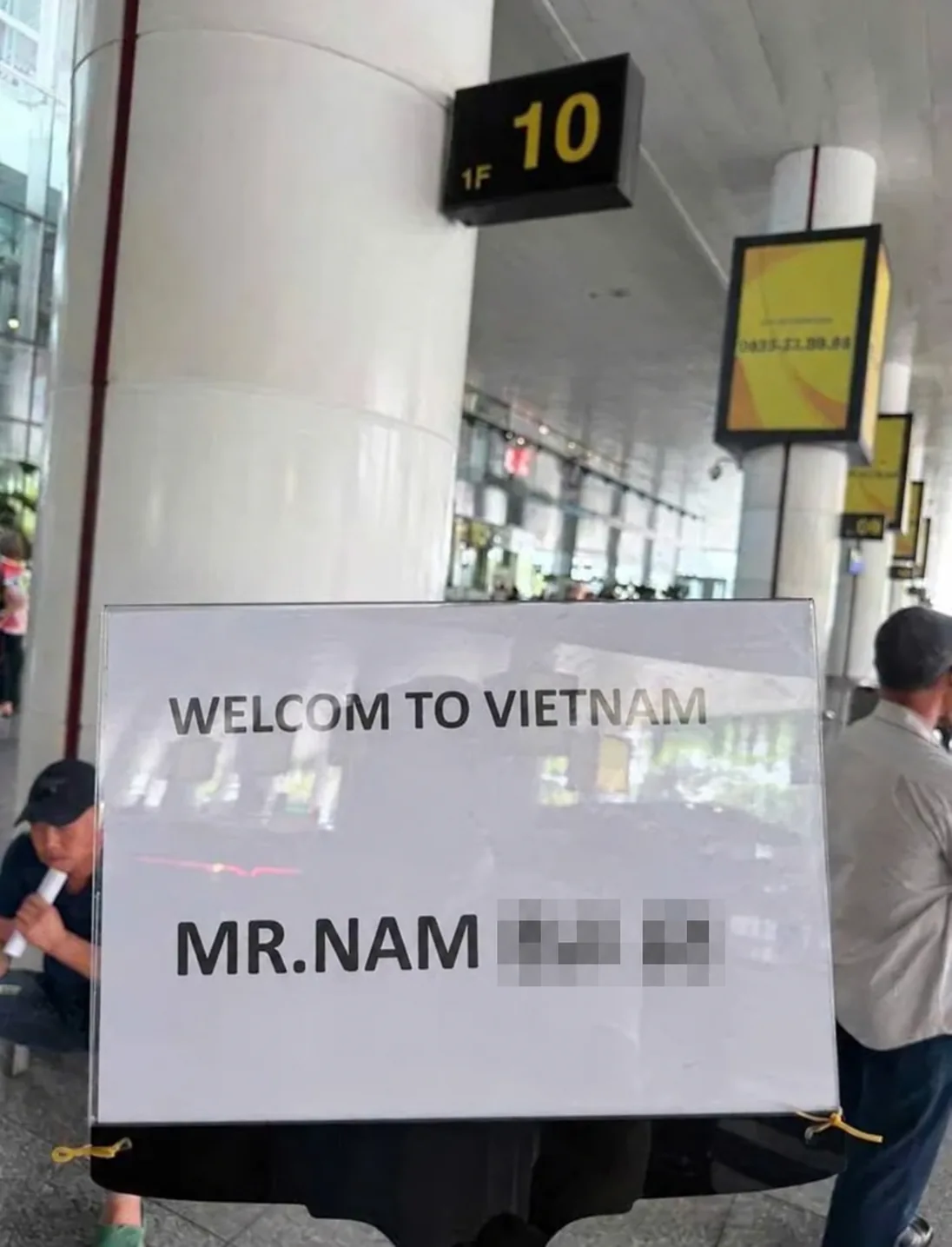 노이바이 공항 도착홀에서 안내 피켓을 들고 대기하는 직원