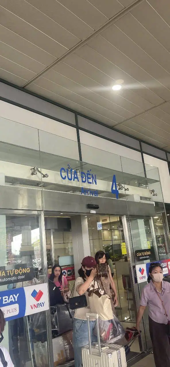 노이바이 공항 도착장 4번 출구에서 이동하는 방문객